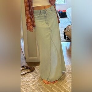 Levi’s light denim maxi skirt size 26